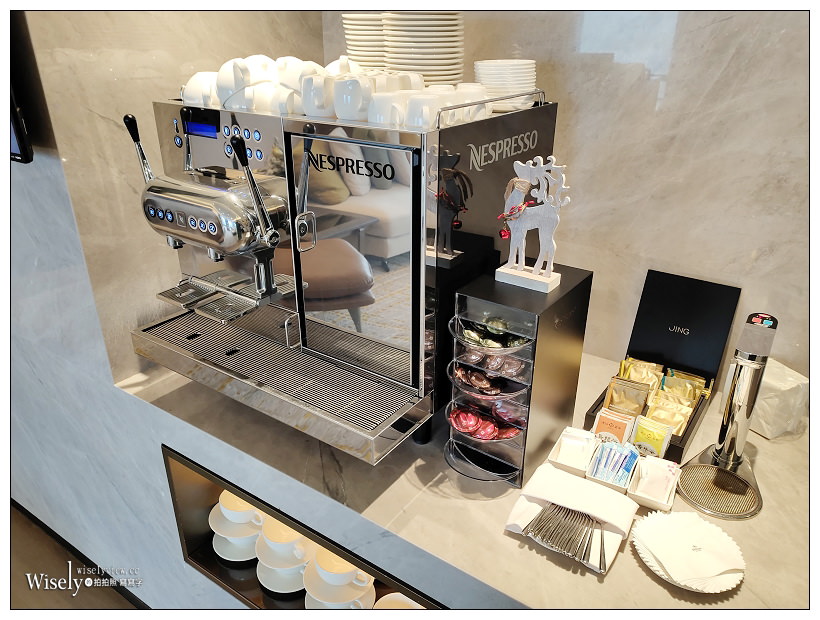 臺北新板希爾頓飯店住宿美食。悅市集Buffet自助餐︱無邊際泳池 x 高空樓層限時暢飲 x 頂級甜點 x 全美冠軍名床~相鄰板橋車站3分鐘，欣賞新北耶誕城超便利