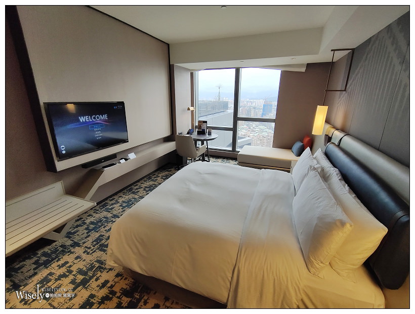 臺北新板希爾頓飯店住宿美食。悅市集Buffet自助餐︱無邊際泳池 x 高空樓層限時暢飲 x 頂級甜點 x 全美冠軍名床~相鄰板橋車站3分鐘，欣賞新北耶誕城超便利