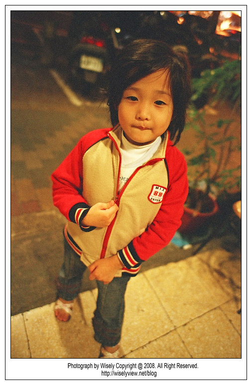 【底片】Natrua Black：半年前的小瑜 @WISELY's 拍拍照寫寫字