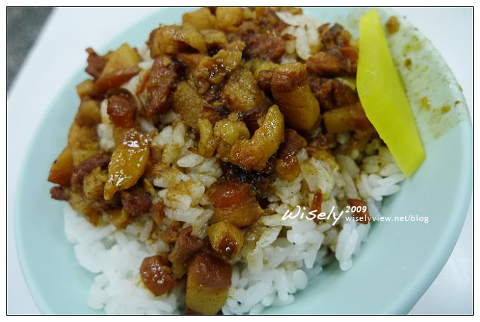 台北中山。捷運雙連站︱雙連街魯肉飯：在地老字號，烤雞腿與湯品都推薦