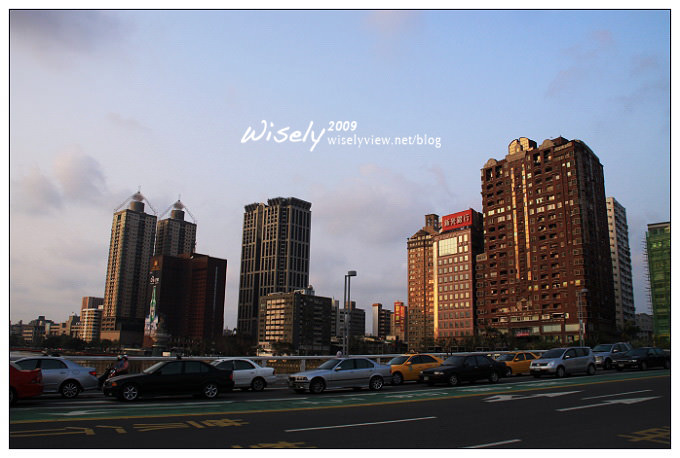 【旅行】高雄捷運一日遊 06：鹽埕站 (愛河.玫塊教堂)、中央公園站 (新堀江)、巨蛋站 (瑞豐夜市)