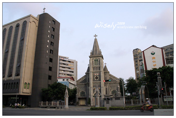 【旅行】高雄捷運一日遊 06：鹽埕站 (愛河.玫塊教堂)、中央公園站 (新堀江)、巨蛋站 (瑞豐夜市)