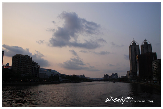 【旅行】高雄捷運一日遊 06：鹽埕站 (愛河.玫塊教堂)、中央公園站 (新堀江)、巨蛋站 (瑞豐夜市)