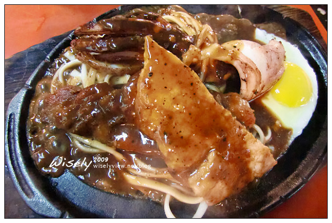 【旅行】高雄捷運一日遊 06：鹽埕站 (愛河.玫塊教堂)、中央公園站 (新堀江)、巨蛋站 (瑞豐夜市)