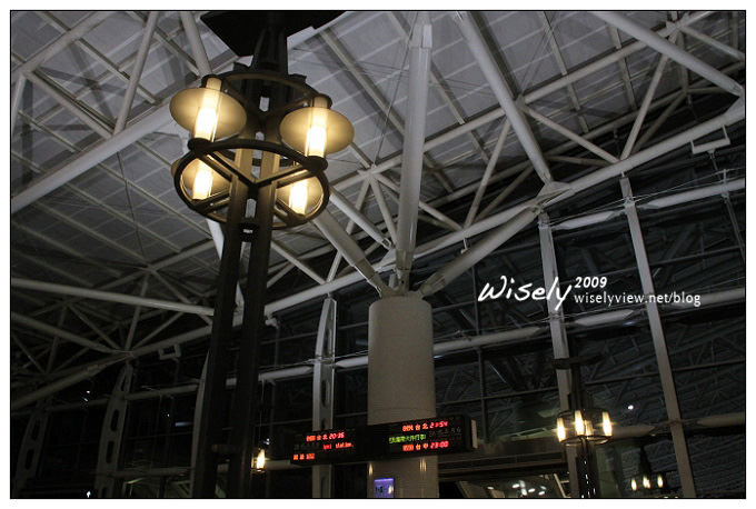 【旅行】高雄捷運一日遊 06：鹽埕站 (愛河.玫塊教堂)、中央公園站 (新堀江)、巨蛋站 (瑞豐夜市)