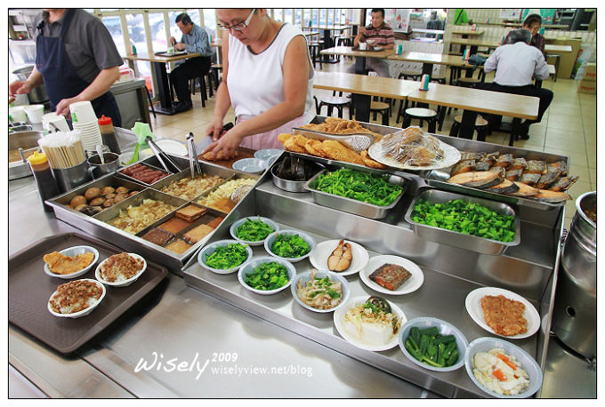 台北中山。捷運雙連站︱滿庭香魯肉飯：小黃司機的最愛，份量多菜色選擇也多