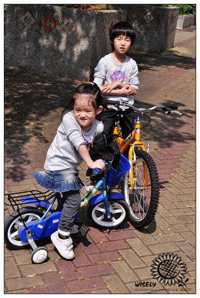 【家聚】「溜」兩小妞，及Cold Stone隨寫 @WISELY's 拍拍照寫寫字