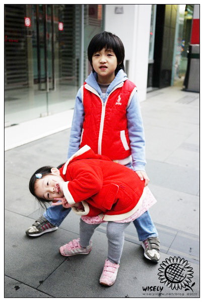 【家聚】小瑜與小綺兒童節留影 2010 @WISELY's 拍拍照寫寫字