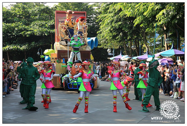 【旅遊】2010 中國.香港：迪士尼樂園．歡樂花車巡遊表演 Day2-1