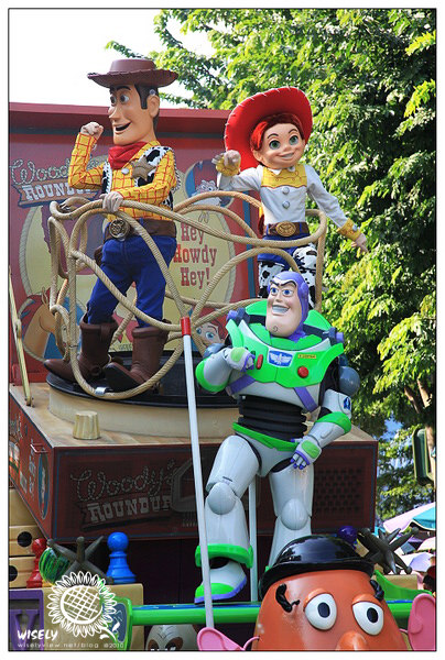 【旅遊】2010 中國.香港：迪士尼樂園．歡樂花車巡遊表演 Day2-1