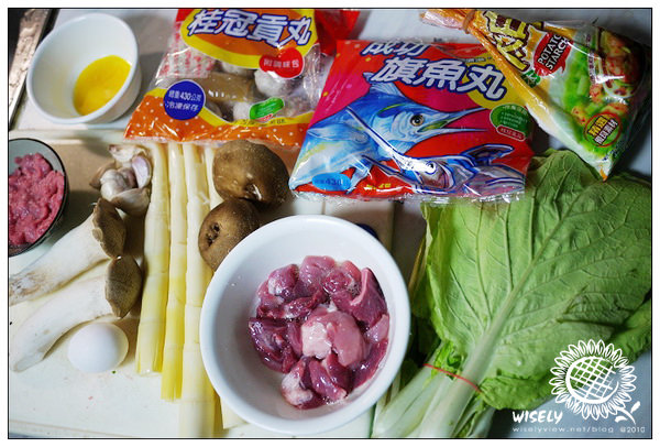 【試吃】桂冠貢丸、成功旗魚丸料理試作:雙菇鮮丸湯(天冷了,來碗熱湯吧!) 【試吃】桂冠貢丸、成功旗魚丸料理試作:雙菇鮮丸湯(天冷了,來碗熱湯吧!)