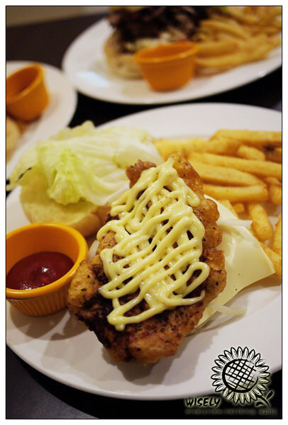 【食記】台北．捷運市府站附近：Burgerhood美式漢堡 (提供WiFi網路)