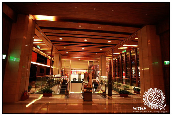 【閒話】Canon 5D2 + 35mm/f1.4L:台北東區信義商圈 【閒話】Canon 5D2 + 35mm/f1.4L:台北東區信義商圈