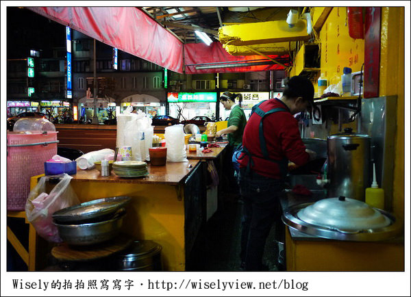 【食記】台北．捷運萬隆站2號出口旁：(萬隆)蚵仔麵線、現炸臭豆腐