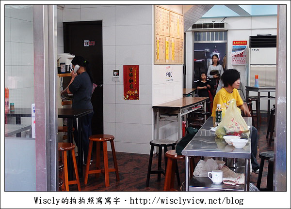【食記】台北‧迪化街商圈：佳興魚丸店、霞海城隍廟旁攤車油粿、正發青草店百草茶