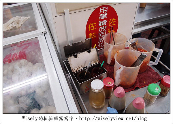 【食記】台北‧迪化街商圈：佳興魚丸店、霞海城隍廟旁攤車油粿、正發青草店百草茶