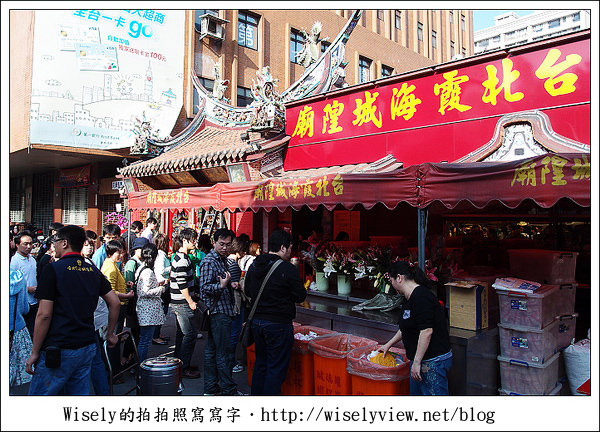 【食記】台北‧迪化街商圈：佳興魚丸店、霞海城隍廟旁攤車油粿、正發青草店百草茶