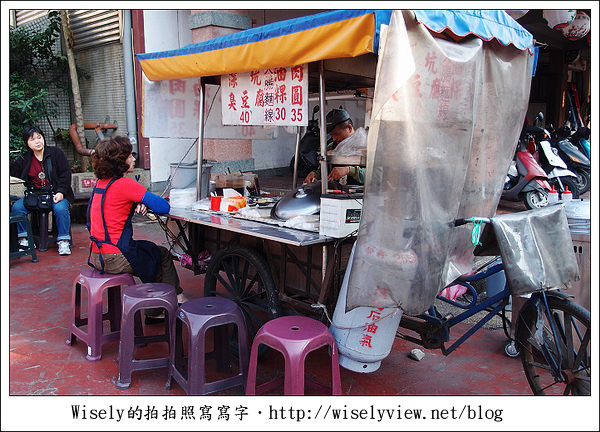 【食記】台北‧迪化街商圈：佳興魚丸店、霞海城隍廟旁攤車油粿、正發青草店百草茶