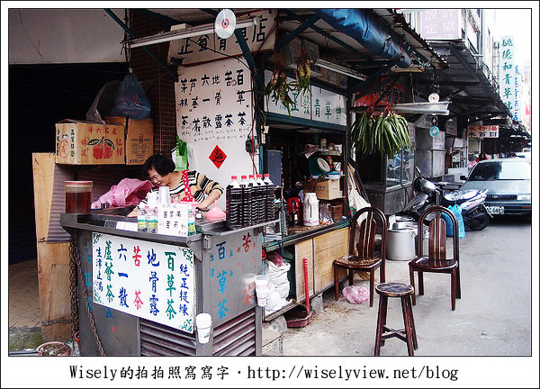 【食記】台北‧迪化街商圈：佳興魚丸店、霞海城隍廟旁攤車油粿、正發青草店百草茶