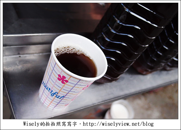 【食記】台北‧迪化街商圈：佳興魚丸店、霞海城隍廟旁攤車油粿、正發青草店百草茶