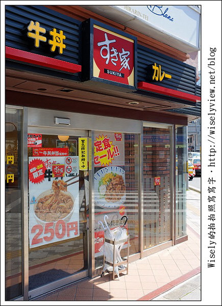 【食記】2011關西(京阪神)-08：すき家Sukiya-香蔥玉子牛丼 (Fujifilm X100)