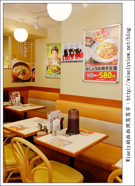 【食記】2011關西(京阪神)-08：すき家Sukiya-香蔥玉子牛丼 (Fujifilm X100)
