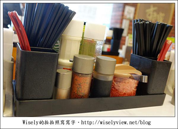 【食記】2011關西(京阪神)-08：すき家Sukiya-香蔥玉子牛丼 (Fujifilm X100)