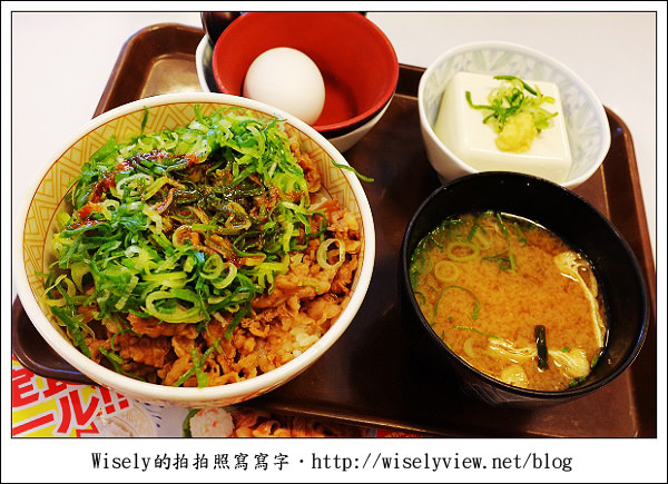【食記】2011關西(京阪神)-08：すき家Sukiya-香蔥玉子牛丼 (Fujifilm X100)