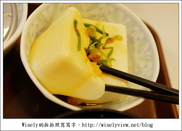 【食記】2011關西(京阪神)-08：すき家Sukiya-香蔥玉子牛丼 (Fujifilm X100)