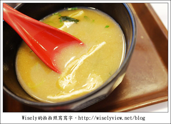 【食記】2011關西(京阪神)-08：すき家Sukiya-香蔥玉子牛丼 (Fujifilm X100)