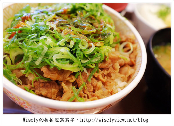 【食記】2011關西(京阪神)-08：すき家Sukiya-香蔥玉子牛丼 (Fujifilm X100)
