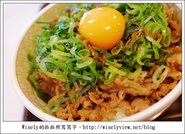 【食記】2011關西(京阪神)-08：すき家Sukiya-香蔥玉子牛丼 (Fujifilm X100)