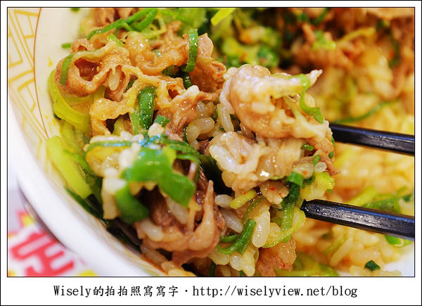 【食記】2011關西(京阪神)-08：すき家Sukiya-香蔥玉子牛丼 (Fujifilm X100)