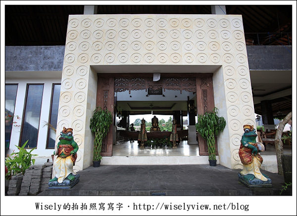 【旅行】2011(印尼)峇里島-03:烏布梯田下午茶(古董敞篷車)、髒鴨子風味餐、算命師賴爺(KETUT LAYER)的家、烏布傳統市場《烏布必去景點推薦》 【旅行】2011(印尼)峇里島-03:烏布梯田下午茶(古董敞篷車)、髒鴨子風味餐、算命師賴爺(KETUT LAYER)的家、烏布傳統市場《烏布必去景點推薦》
