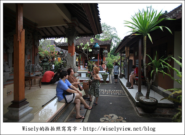 【旅行】2011(印尼)峇里島-03:烏布梯田下午茶(古董敞篷車)、髒鴨子風味餐、算命師賴爺(KETUT LAYER)的家、烏布傳統市場《烏布必去景點推薦》 【旅行】2011(印尼)峇里島-03:烏布梯田下午茶(古董敞篷車)、髒鴨子風味餐、算命師賴爺(KETUT LAYER)的家、烏布傳統市場《烏布必去景點推薦》