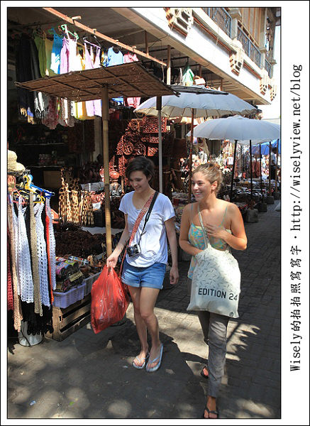 【旅行】2011(印尼)峇里島-05:烏布白金巴士貴賓室、烏布傳統市場(沙龍、服飾、木雕貓)《採購殺價必知心得》 【旅行】2011(印尼)峇里島-05:烏布白金巴士貴賓室、烏布傳統市場(沙龍、服飾、木雕貓)《採購殺價必知心得》