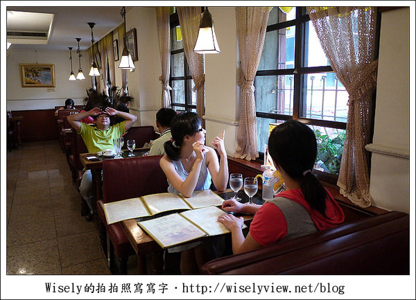 【食記】台北市．中正區：明星咖啡廳-經典懷舊的武昌街一段七號 (秀媛姐GF3新機入手)