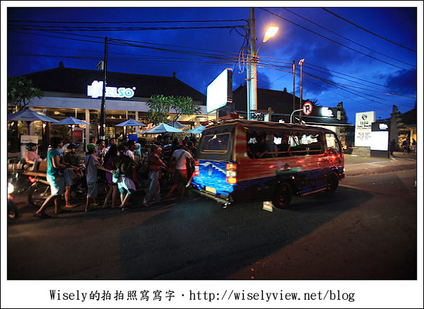 【旅行】2011(印尼)峇里島-18：庫塔區市中心隨手拍(Kuta Beach旁)，採買逛街的好去處