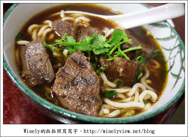 【食記】台北市‧內湖區：牛耳精緻麵館～鄰近捷運西湖站，牛肉麵湯濃麵Q肉大塊