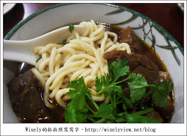 【食記】台北市‧內湖區：牛耳精緻麵館～鄰近捷運西湖站，牛肉麵湯濃麵Q肉大塊