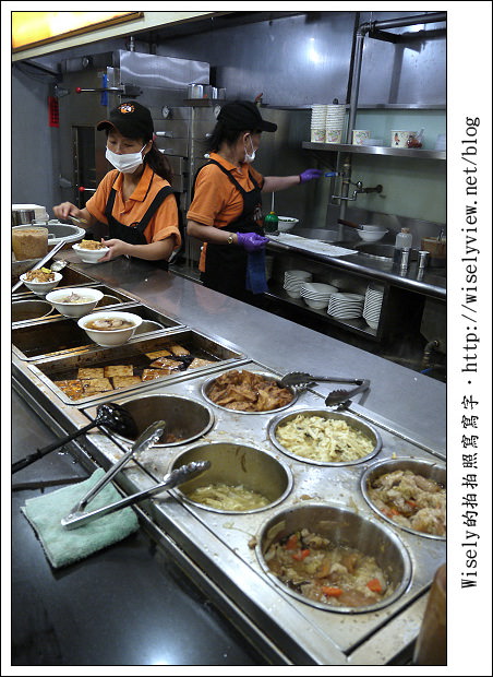 【食記】台北市‧萬華區：四方阿九魯肉飯，油滋滋香噴噴且熱湯不錯喝