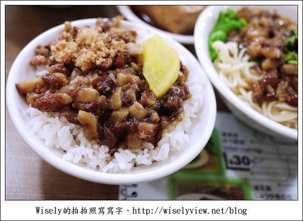 【食記】台北市‧萬華區：四方阿九魯肉飯，油滋滋香噴噴且熱湯不錯喝