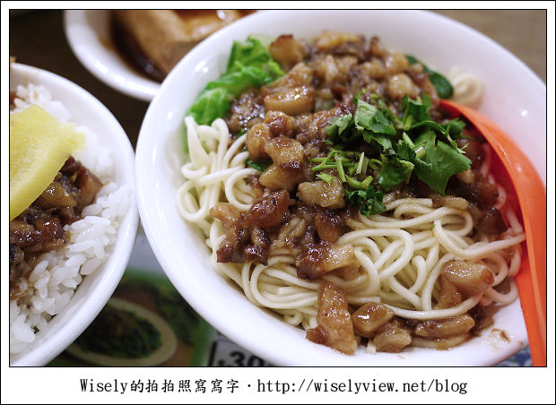 【食記】台北市‧萬華區：四方阿九魯肉飯，油滋滋香噴噴且熱湯不錯喝