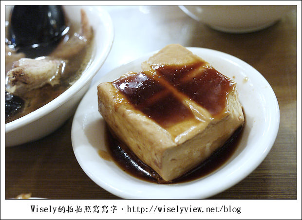 【食記】台北市‧萬華區：四方阿九魯肉飯，油滋滋香噴噴且熱湯不錯喝