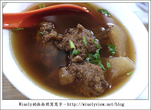 【食記】台北市‧萬華區：四方阿九魯肉飯，油滋滋香噴噴且熱湯不錯喝
