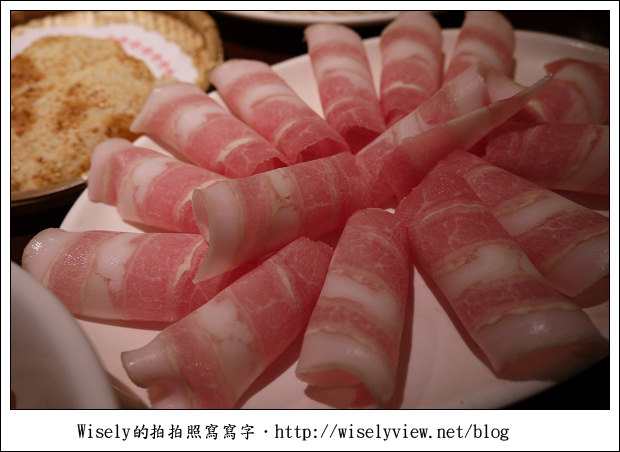 【食記】新北市‧新店區：涮八方-酸菜白肉鍋 + 蒙古烤肉(吃到飽)，就是不太夠味啊！