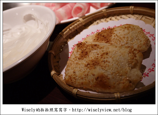 【食記】新北市‧新店區：涮八方-酸菜白肉鍋 + 蒙古烤肉(吃到飽)，就是不太夠味啊！