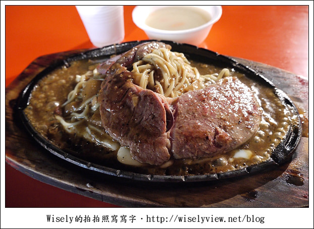 【食記】台東市．台東觀光夜市：30年老店臭豆腐、阿明東山鴨頭、派大星牛排、正氣豆花湯圓，還有沒吃成的津芳冰城(鹹冰棒)