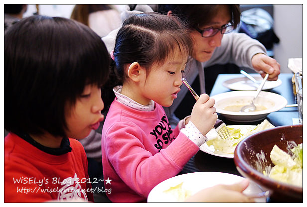 【食記】新北市．新店區：抱飲抱食 PALN PAIS(適合大家庭聚餐場所)~六大四小10個人，一起飽嚐德式和豬排拼盤還吃不完 XD (圖多分頁)