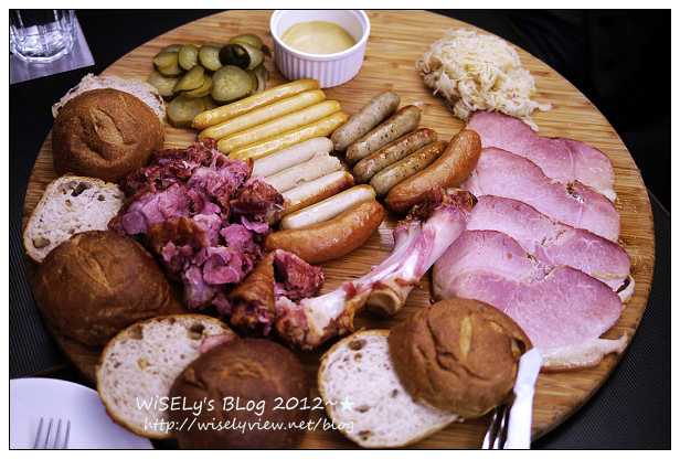 【食記】新北市．新店區：抱飲抱食 PALN PAIS(適合大家庭聚餐場所)~六大四小10個人，一起飽嚐德式和豬排拼盤還吃不完 XD (圖多分頁)